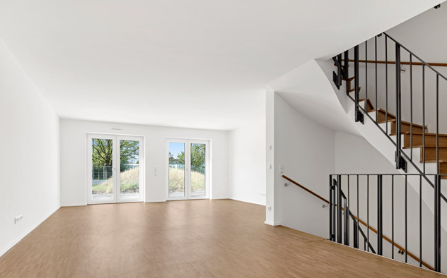 DIBAG Faringa living Innenaufnahme Wohnraum EG mit Treppe und Ausblick Garten