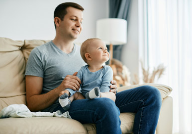 DIBAG Faringa Living Mood Wohnen Vater und Kleinkind auf der Couch